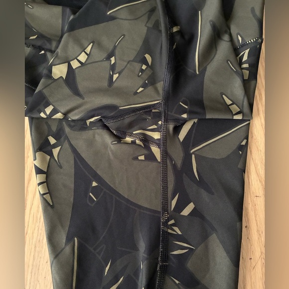 Marika Sport Palm Printed Capri Athletic Active Leggings Olive M - Picture 8 of 11